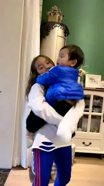 弟弟别闹姐姐抱抱,弟弟别闹，姐姐抱抱的亲情瞬间